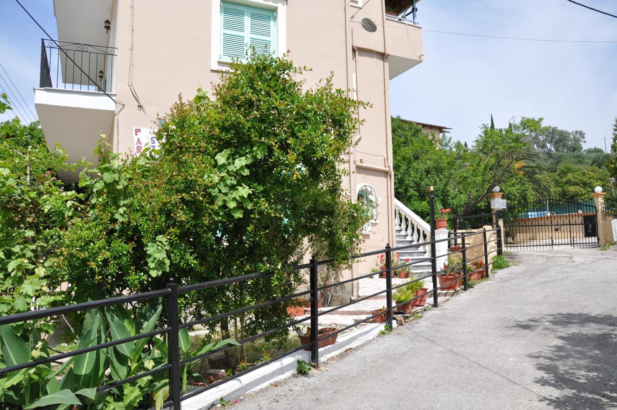 Paraskevi Apartments Ipsos Esterno foto